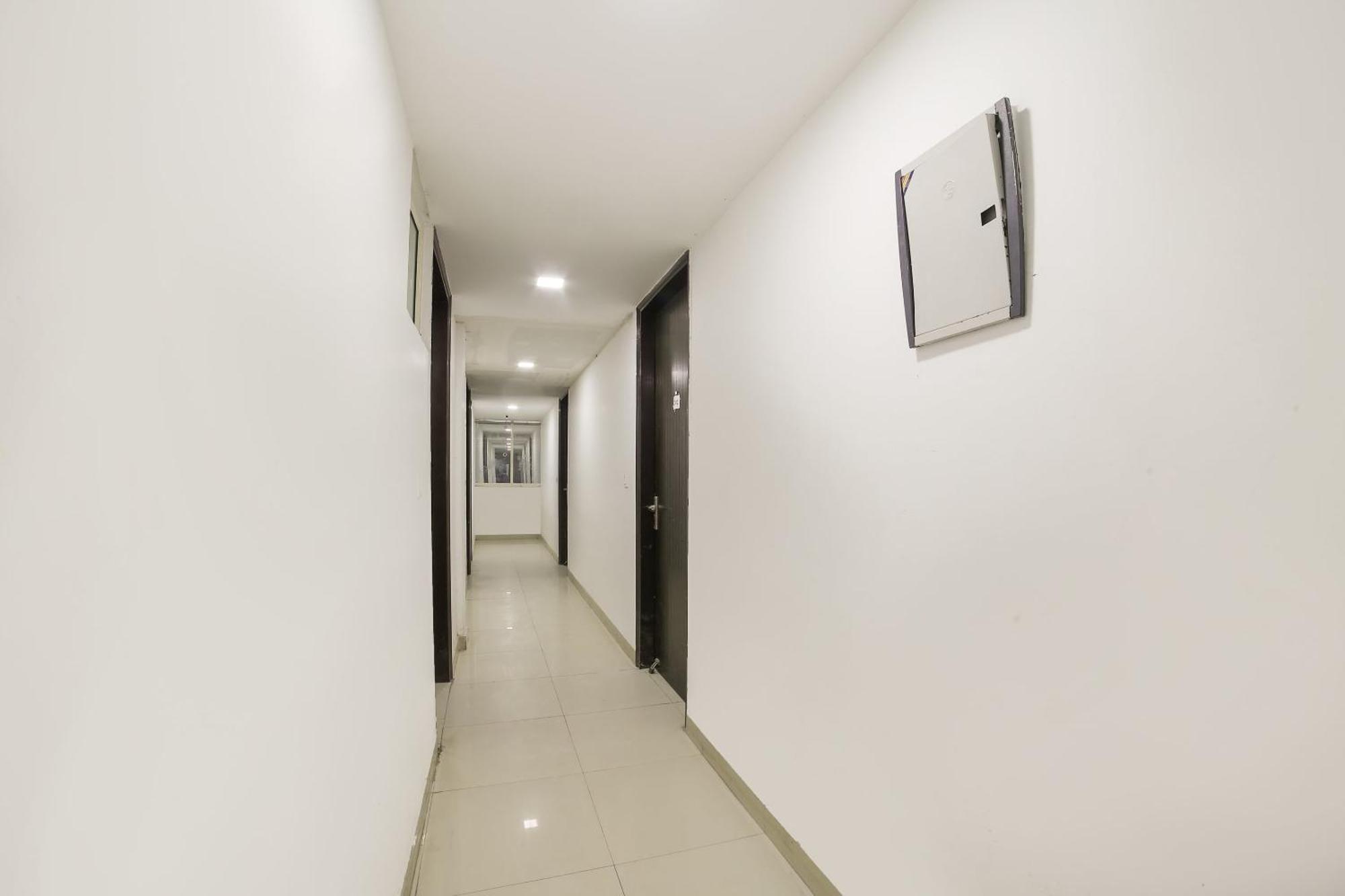My Comfortable Hotel New Delhi Exteriör bild