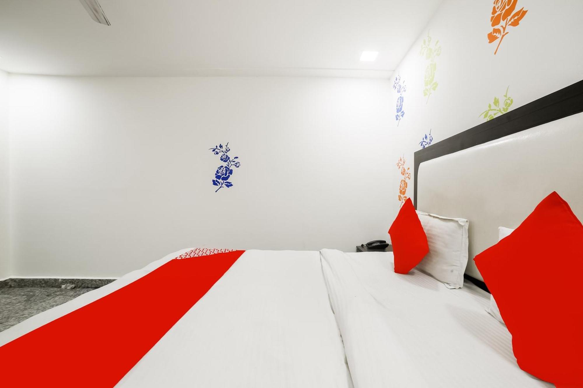 My Comfortable Hotel New Delhi Exteriör bild