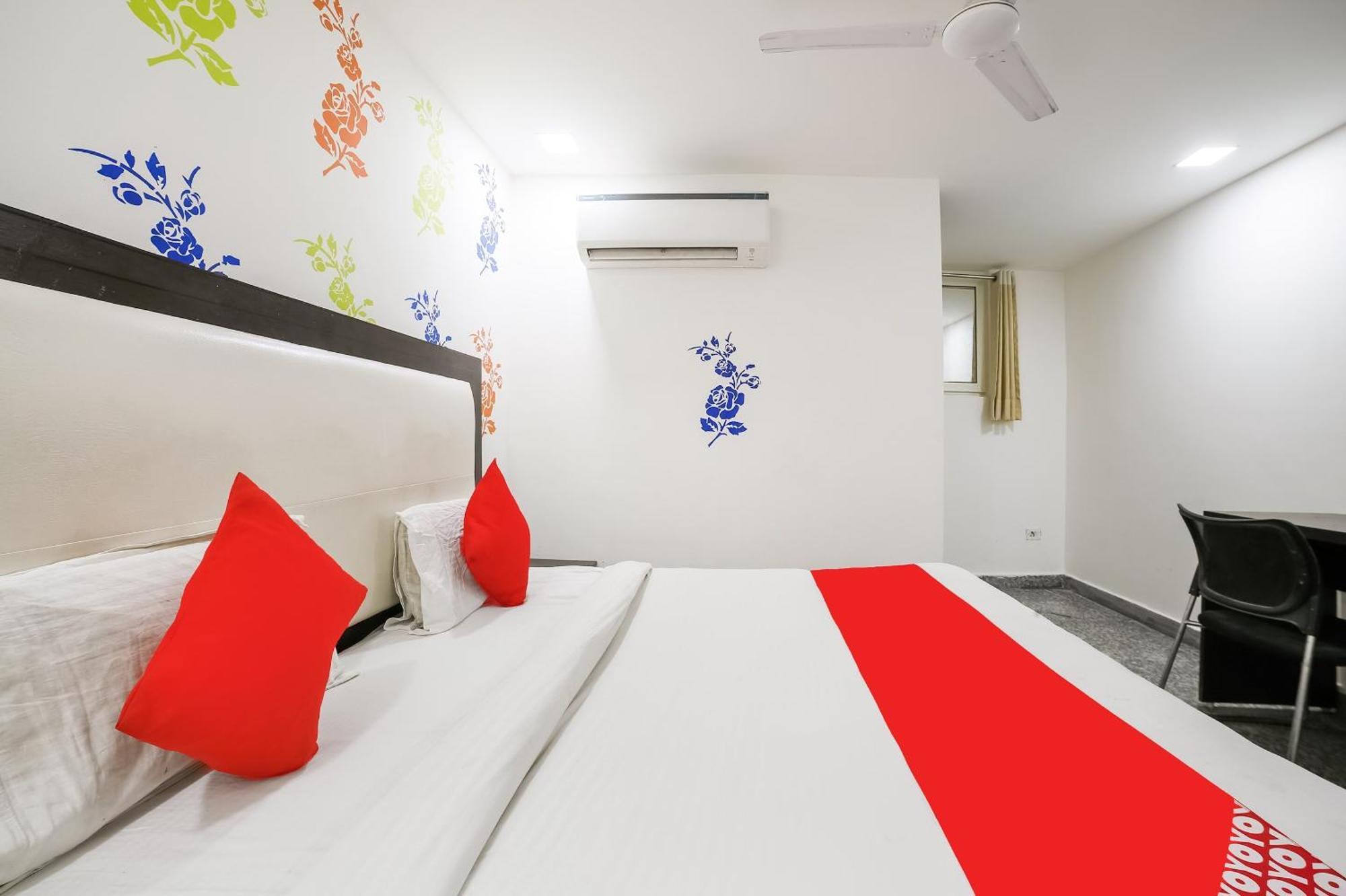 My Comfortable Hotel New Delhi Exteriör bild